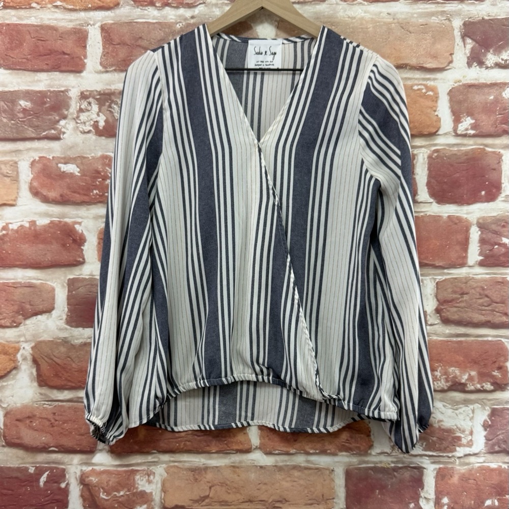 Sadie & Sage Top Women's Medium Blue Striped Abstract Surplice Wrap Casual Shirt